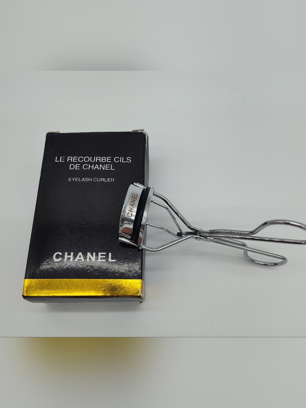 CHANEL Le Recourbe Cils Eyelash Curler Boxed Beauty Tool Silver Logo NIB